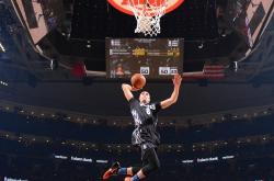 詹姆斯重返赛场，败北首场状态出色，西班牙队观众沸腾！再创辉煌时刻